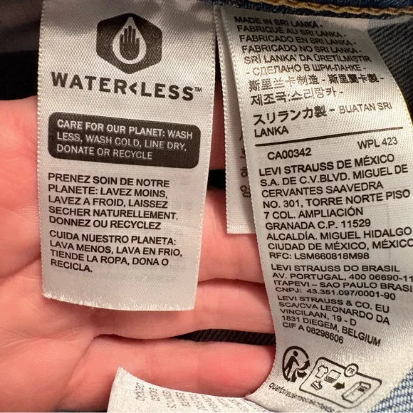 Levi's Women's Cropped Blue Jeans - Picture 6 of 7